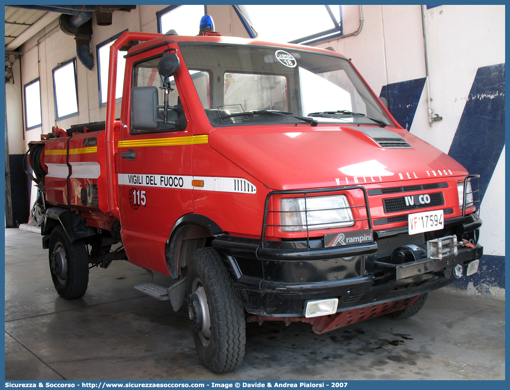 VF 17594
Corpo Nazionale Vigili del Fuoco
Iveco Daily 40-10 4x4 II serie
(variante)
Parole chiave: Corpo;Nazionale;Vigili del Fuoco;Vigili;Fuoco;Iveco;Daily;40-10;AIB