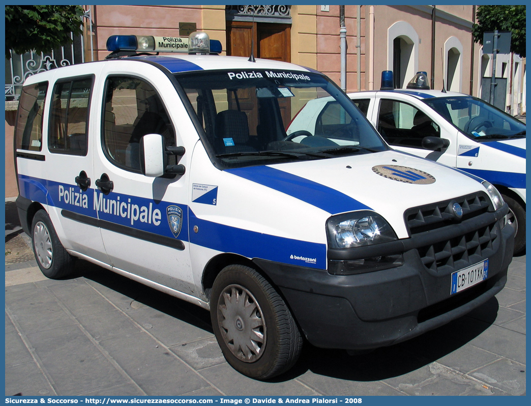 -
Polizia Municipale
Unione Comuni del Rubicone
Fiat Doblò I serie
Allestitore Bertazzoni S.r.l.
Parole chiave: Polizia;Locale;Municipale;Rubicone;Fiat;Doblò;Bertazzoni