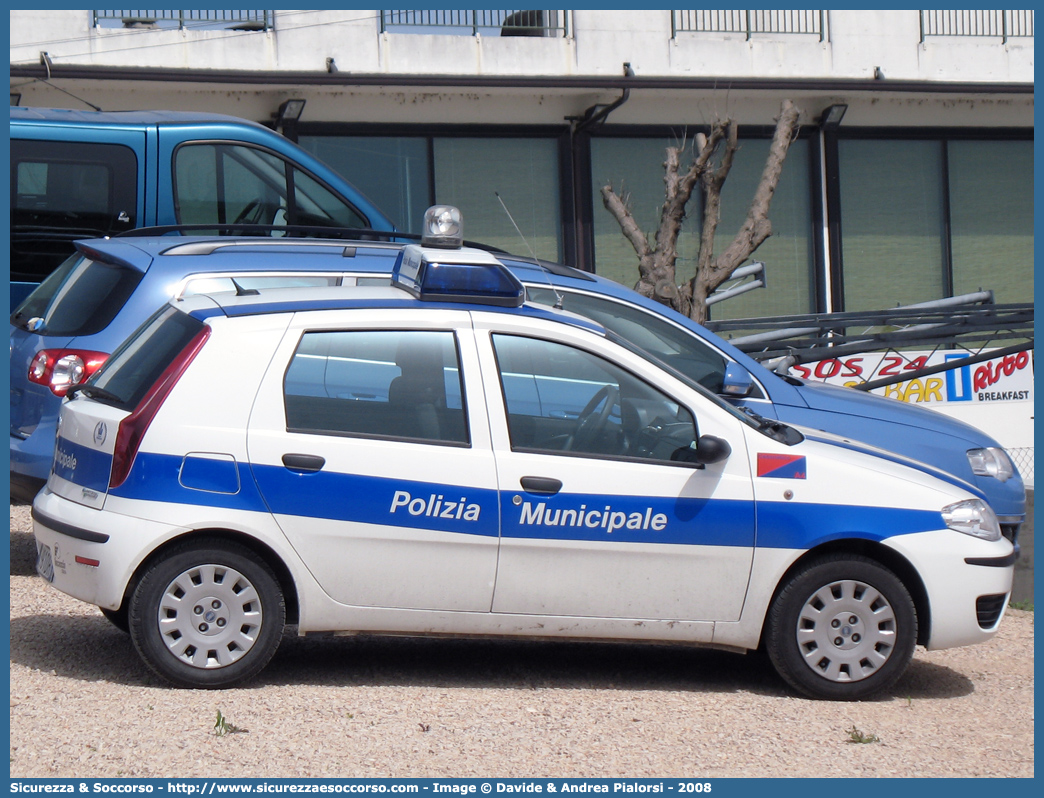 -
Polizia Municipale
Comune di Cesenatico
Fiat Punto III serie restyling
Allestitore Focaccia Group S.r.l.
Parole chiave: Polizia;Locale;Municipale;Cesenatico;Fiat;Punto;Focaccia