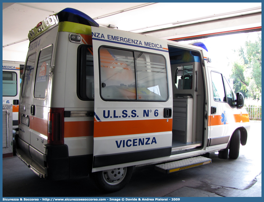 DELTA 4
SUEM 118 Vicenza
Azienda ULSS 8 - Berica
Fiat Ducato II serie restyling
Allestitore Aricar S.p.A.
Parole chiave: 118;SUEM;S.U.E.M.;Vicenza;Ambulanza;Fiat;Ducato;Aricar