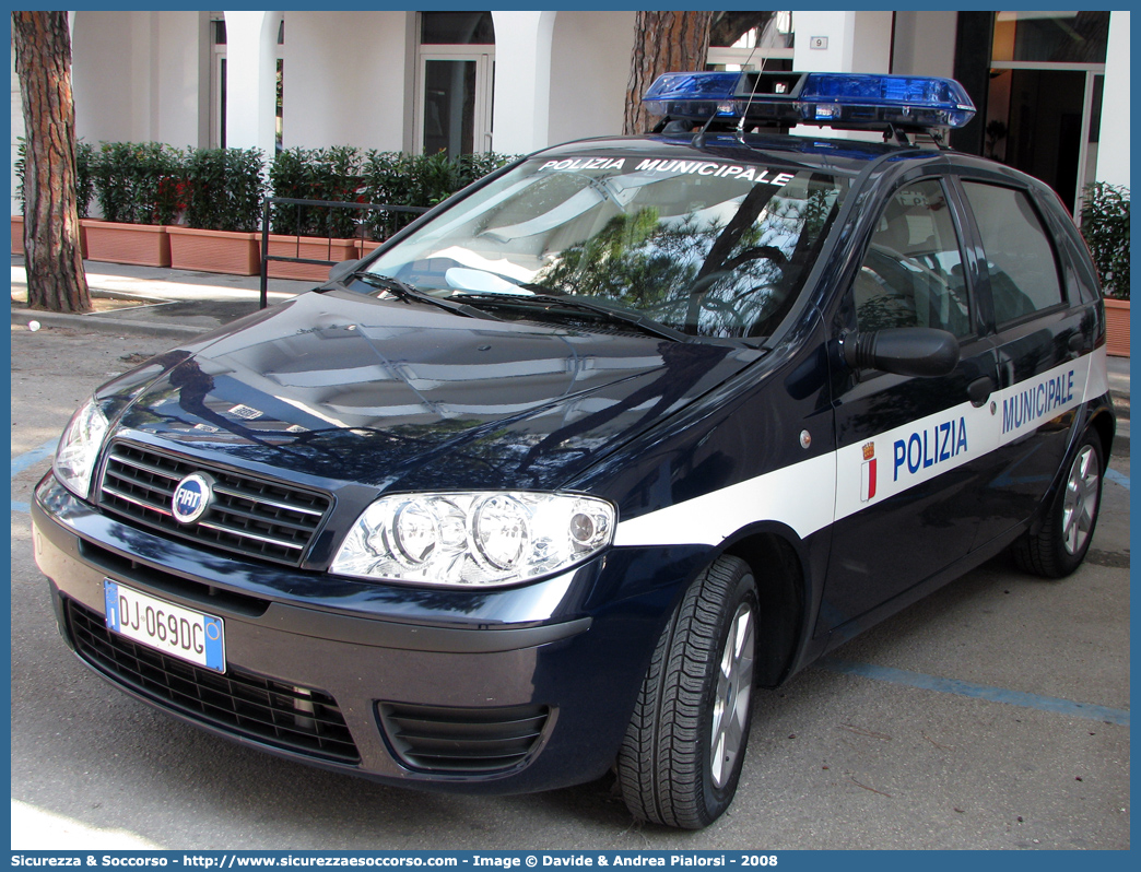 -
Polizia Municipale
Comune di Bari
Fiat Punto III serie
Parole chiave: Polizia;Locale;Municipale;Bari;Fiat;Punto