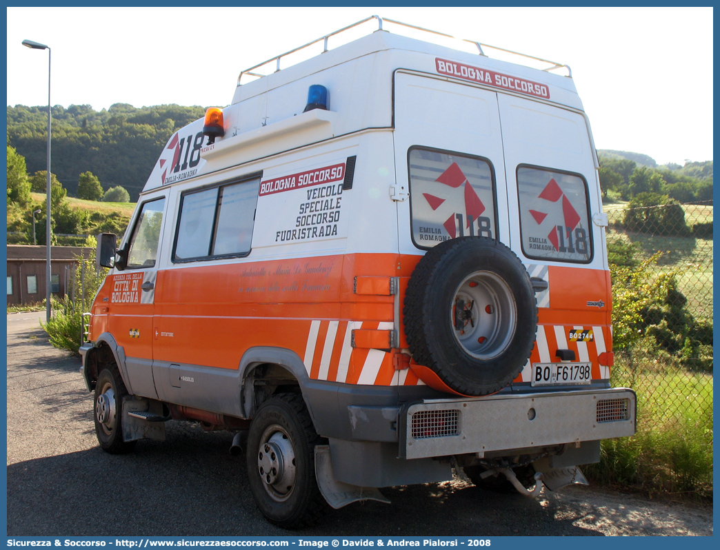 BO 2744
118 Bologna Soccorso
Iveco Daily 4x4 II serie
(variante)
Parole chiave: 118;Bologna;Soccorso;Ambulanza;Iveco;Daily;GECAV;Gestione;Emergenza;Cantieri;Alta Velocità;Variante di Valico