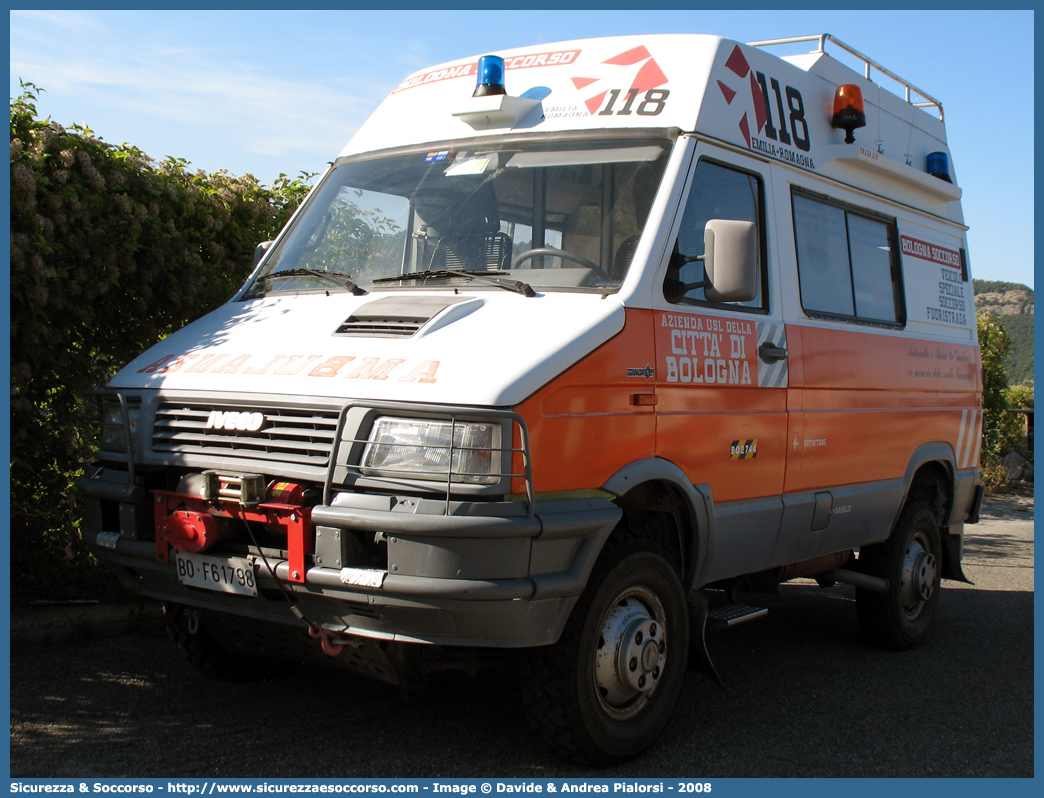 BO 2744
118 Bologna Soccorso
Iveco Daily 4x4 II serie
(variante)
Parole chiave: 118;Bologna;Soccorso;Ambulanza;Iveco;Daily;GECAV;Gestione;Emergenza;Cantieri;Alta Velocità;Variante di Valico