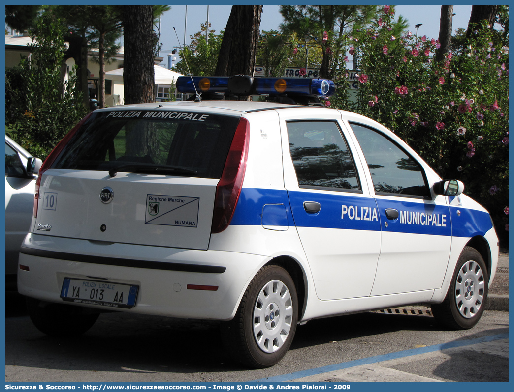 Polizia Locale YA013AA
Polizia Municipale
Comune di Numana
Fiat Punto II serie restyling
Allestitore Focaccia Group S.r.l.
Parole chiave: Polizia;Locale;Municipale;Numana;Fiat;Punto;YA013AA;YA 013 AA;Focaccia