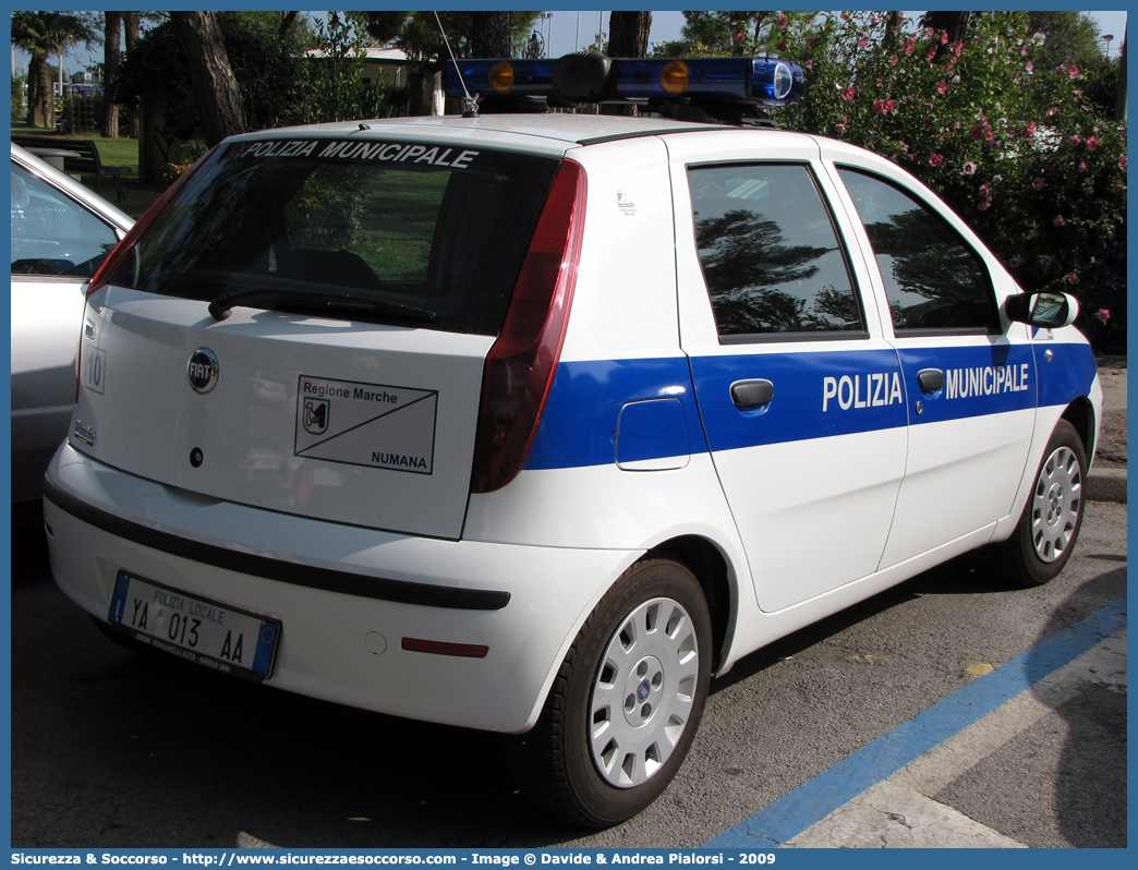 Polizia Locale YA013AA
Polizia Municipale
Comune di Numana
Fiat Punto II serie restyling
Allestitore Focaccia Group S.r.l.
Parole chiave: Polizia;Locale;Municipale;Numana;Fiat;Punto;YA013AA;YA 013 AA;Focaccia