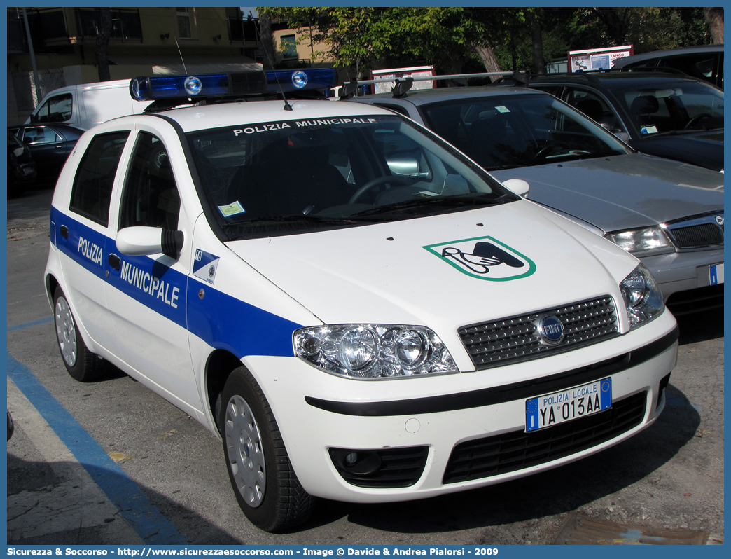 Polizia Locale YA013AA
Polizia Municipale
Comune di Numana
Fiat Punto II serie restyling
Allestitore Focaccia Group S.r.l.
Parole chiave: Polizia;Locale;Municipale;Numana;Fiat;Punto;YA013AA;YA 013 AA;Focaccia