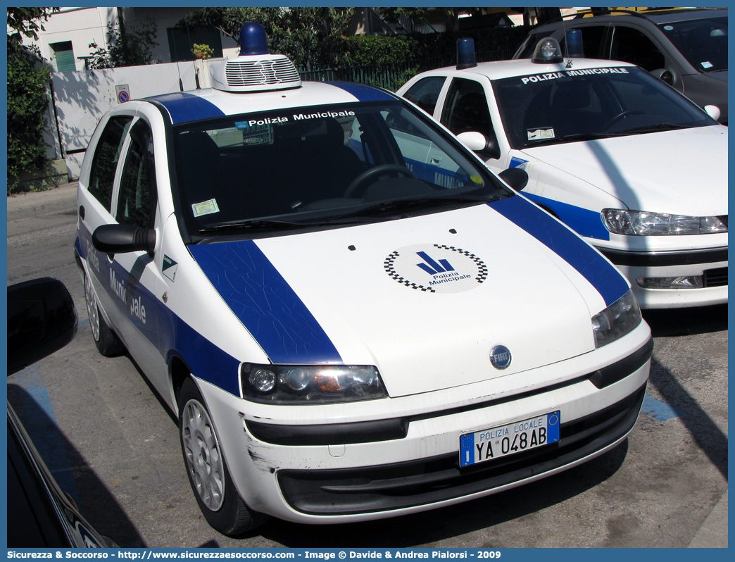 Polizia Locale YA048AB
Polizia Municipale
Comune di Gambettola
Fiat Punto II serie
(variante)
Parole chiave: Polizia;Locale;Municipale;Gambettola;Fiat;Punto