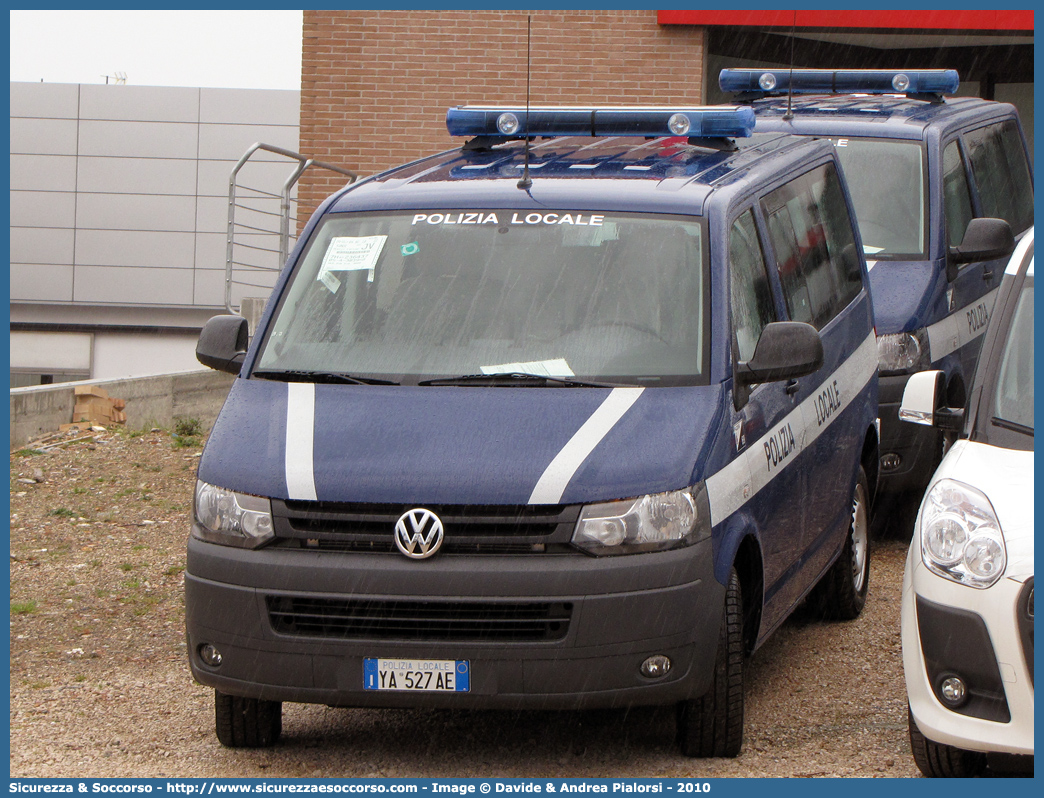 Polizia Locale YA527AE
Polizia Locale
Comune di Padova
Volkswagen Transporter T5 restyling
Allestitore Focaccia Group S.r.l.
Parole chiave: Polizia;Locale;Municipale;Padova;Volkswagen;Transporter;T5;Focaccia;YA527AE;YA 527 AE