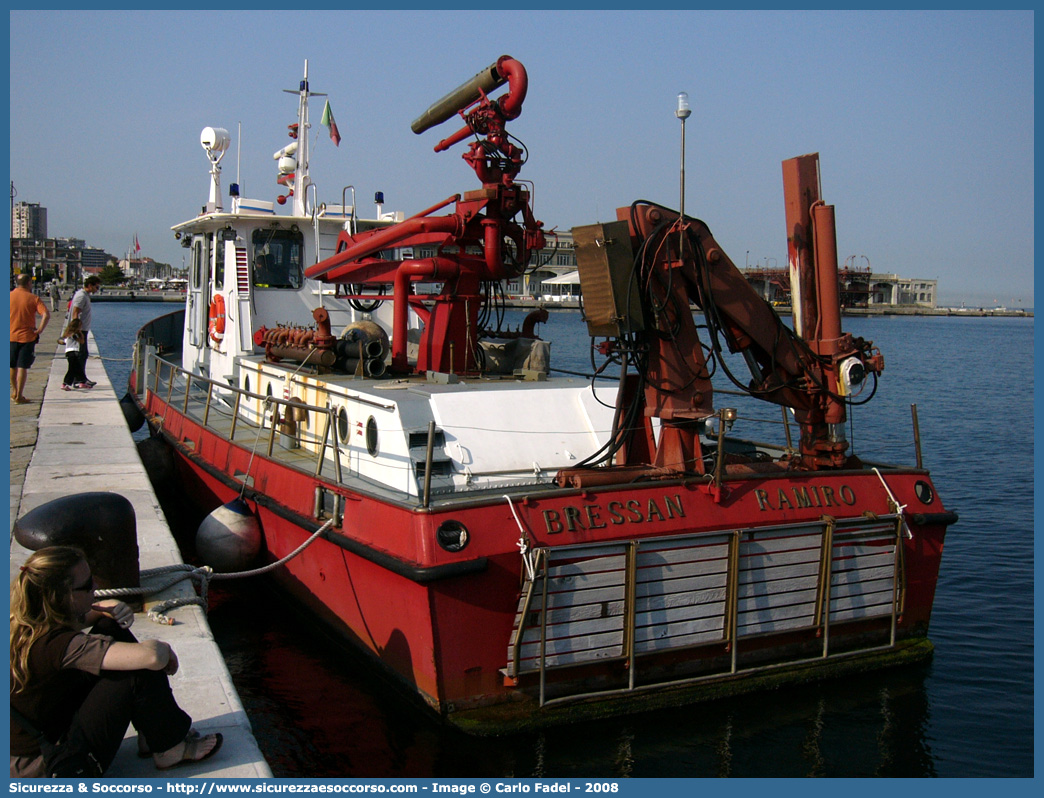 VF 443 "Bressan Ramiro"
Corpo Nazionale Vigili del Fuoco
Nucleo Portuale
MotoBarcaPompa Classe 400
Parole chiave: Corpo;Nazionale;Vigili del Fuoco;Vigili;Fuoco;MotoBarcaPompa;Classe 400;Portuale;Navale;Nautica;Nautico;Nautici;Porti;Imbarcazione