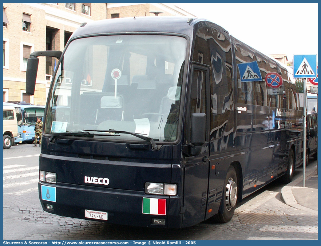 Polizia Penitenziaria 744AC
Polizia Penitenziaria
Iveco Orlandi EuroClass HD
Banda Musicale
Parole chiave: PP;P.P.;Pol.Pen;PolPen;AdiC;A.diC.;Agenti;di;Custodia;Polizia;Penitenziaria;Nucleo;Traduzioni;Piantonamenti;Iveco;Orlandi;EuroClass;HD;Banda;Musicale