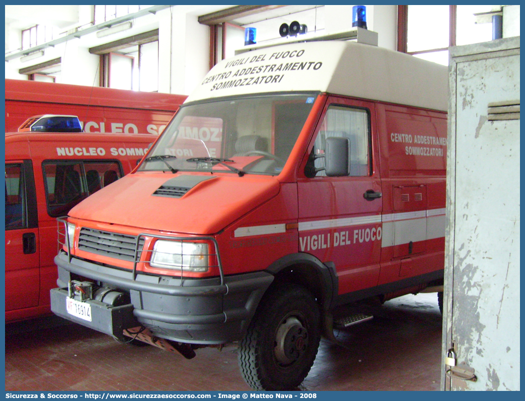 VF 16914
Corpo Nazionale Vigili del Fuoco
Nucleo Soccorso Subacqueo e Acquatico
Iveco Daily 40-10 4x4 II serie
Parole chiave: Corpo;Nazionale;Vigili del Fuoco;Vigili;Fuoco;Iveco;Daily;40-10;NSSA;N.S.S.A.;Soccorso;Subacqueo;Acquatico;Sommozzatori;Subacquei