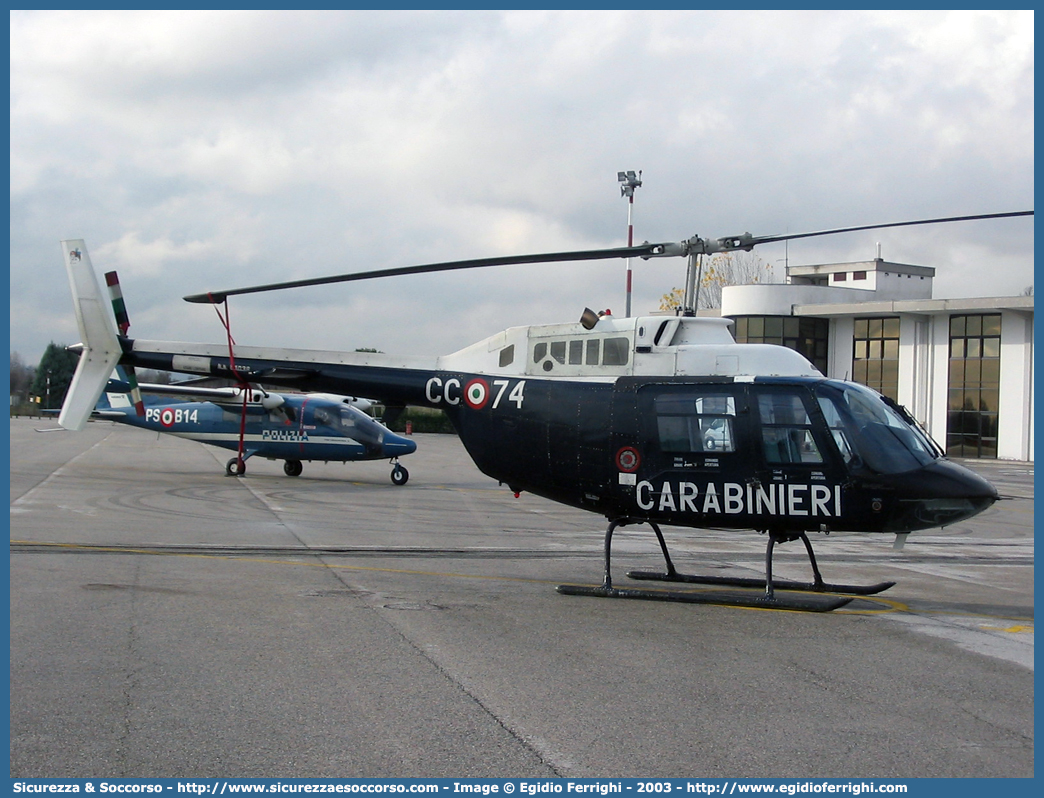 MM81038 / CC 74
Arma dei Carabinieri
Raggruppamento Carabinieri Aeromobili
Agusta Bell AB206
Parole chiave: CC;C.C.;Arma;Carabinieri;Raggruppamento;Aeromobili;Agusta;Bell;AB206