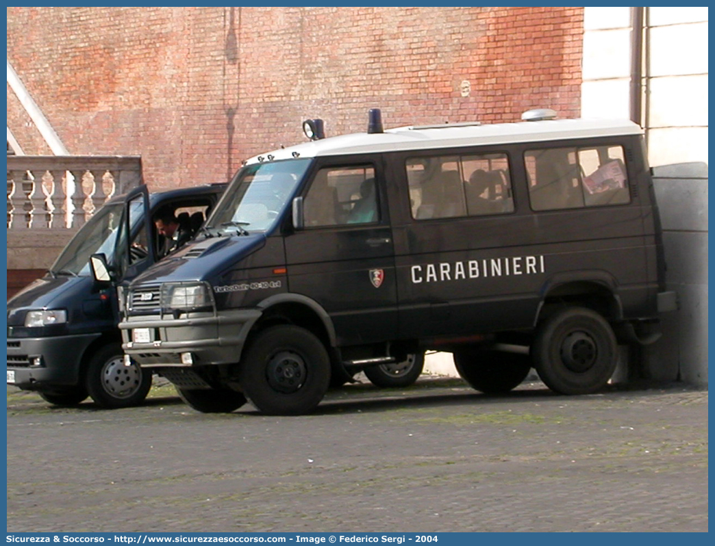 CC 991DE
Arma dei Carabinieri
Battaglioni Mobili
Iveco TurboDaily 40-10 4x4 II serie
Parole chiave: CC;C.C.;Arma;dei;Carabinieri;Battaglioni;Battaglione;Mobili;Mobile;Iveco;TurboDaily;Daily;40-10;4x4;40.10;40;10;Ordine;Pubblico