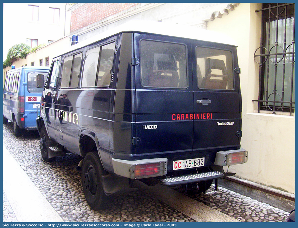 CC AB682
Arma dei Carabinieri
Battaglioni Mobili
Iveco TurboDaily 40-10 4x4 II serie
Parole chiave: CC;C.C.;Arma;dei;Carabinieri;Battaglioni;Battaglione;Mobili;Mobile;Iveco;TurboDaily;Daily;40-10;4x4;40.10;40;10;Ordine;Pubblico