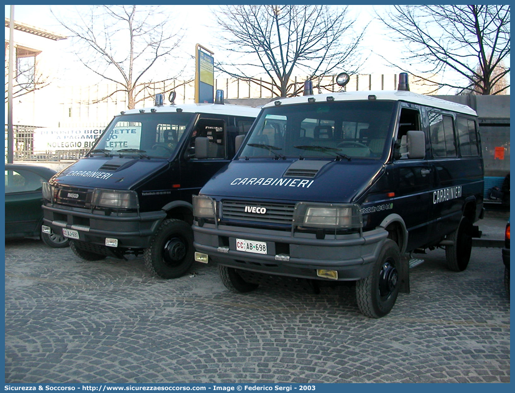 CC AB698
Arma dei Carabinieri
Battaglioni Mobili
Iveco TurboDaily 40-10 4x4 II serie
Parole chiave: CC;C.C.;Arma;dei;Carabinieri;Battaglioni;Battaglione;Mobili;Mobile;Iveco;TurboDaily;Daily;40-10;4x4;40.10;40;10;Ordine;Pubblico