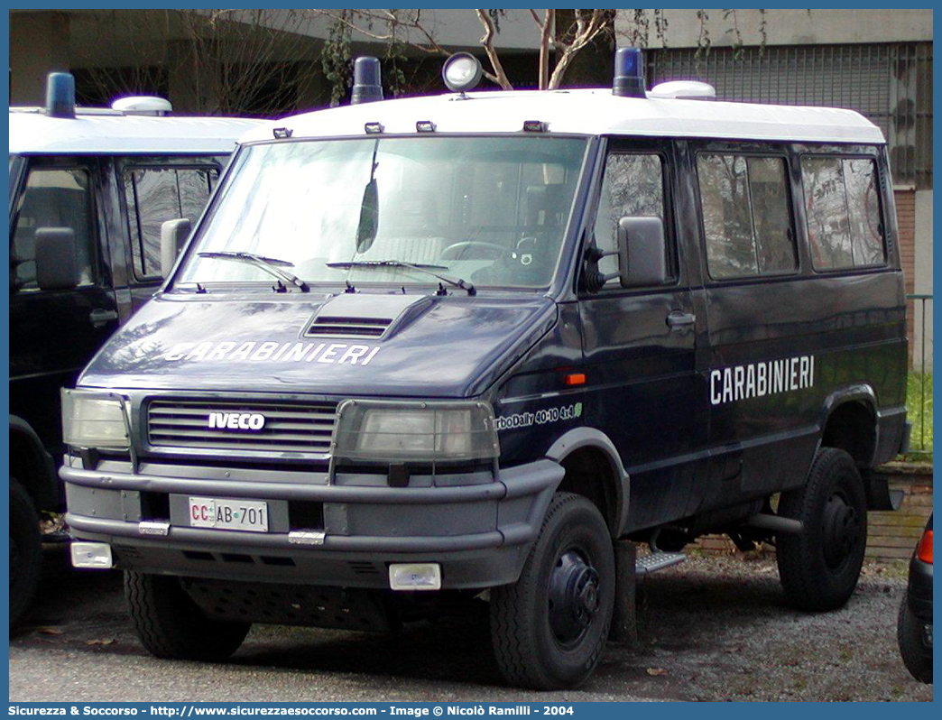 CC AB701
Arma dei Carabinieri
Battaglioni Mobili
Iveco TurboDaily 40-10 4x4 II serie
Parole chiave: CC;C.C.;Arma;dei;Carabinieri;Battaglioni;Battaglione;Mobili;Mobile;Iveco;TurboDaily;Daily;40-10;4x4;40.10;40;10;Ordine;Pubblico