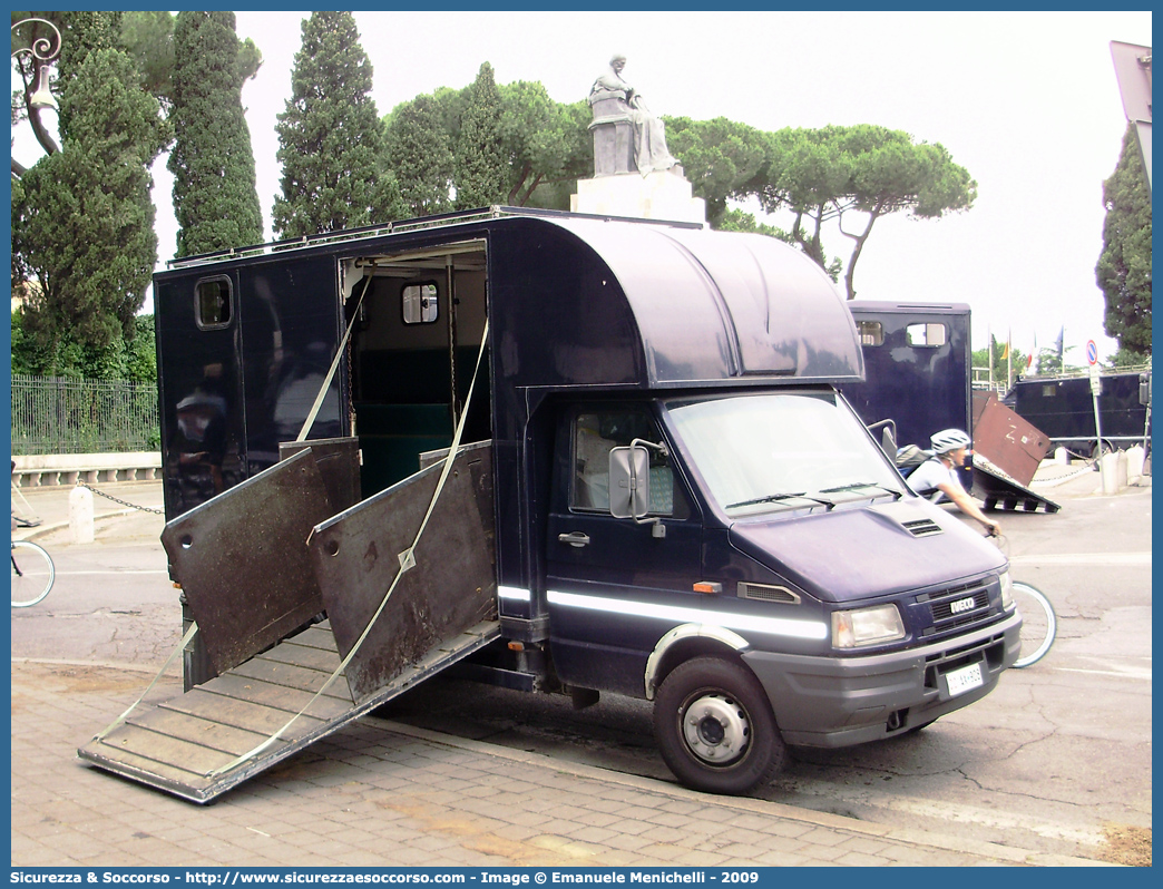 CC AX908
Arma dei Carabinieri
4° Reggimento Carabinieri a Cavallo
Iveco Daily 49-12 II serie
Allestitore Valli S.r.l.
Parole chiave: CC;C.C.;Arma;dei;Carabinieri;Reggimento;Cavallo;Iveco;Daily;49-12;49.12;Trasporto;Cavalli;Valli