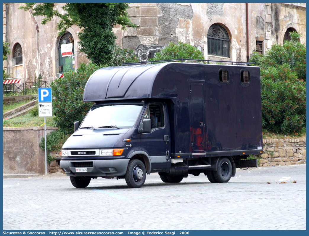 CC BC228
Arma dei Carabinieri
4° Reggimento Carabinieri a Cavallo
Iveco Daily 50C17 III serie
Allestitore Valli S.r.l.
Parole chiave: CC;C.C.;Arma;dei;Carabinieri;Reggimento;Cavallo;Iveco;Daily;50C17;Valli;Trasporto;Cavalli