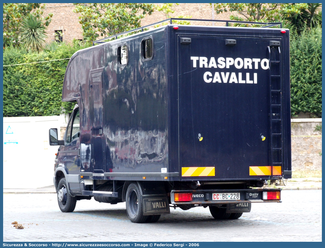 CC BC228
Arma dei Carabinieri
4° Reggimento Carabinieri a Cavallo
Iveco Daily 50C17 III serie
Allestitore Valli S.r.l.
Parole chiave: CC;C.C.;Arma;dei;Carabinieri;Reggimento;Cavallo;Iveco;Daily;50C17;Valli;Trasporto;Cavalli