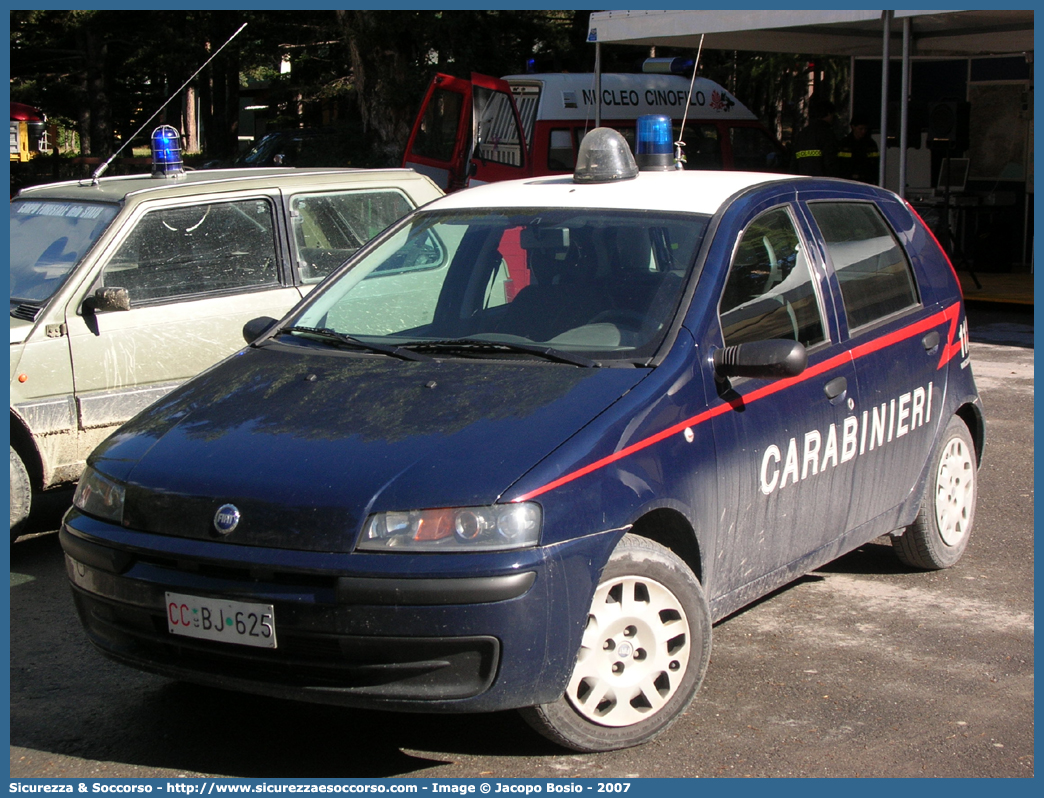 CC BJ625
Arma dei Carabinieri
Fiat Punto II serie
Parole chiave: CC;C.C.;Arma;dei;Carabinieri;Fiat;Punto