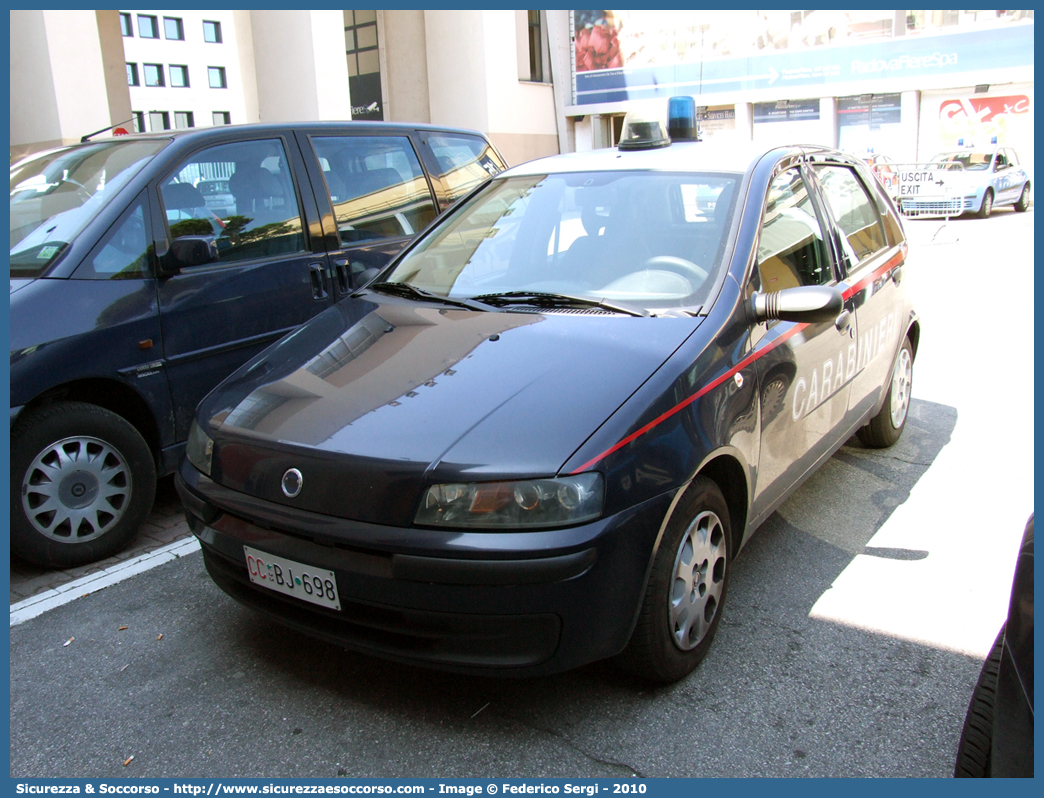 CC BJ698
Arma dei Carabinieri
Fiat Punto II serie
Parole chiave: CC;C.C.;Arma;dei;Carabinieri;Fiat;Punto