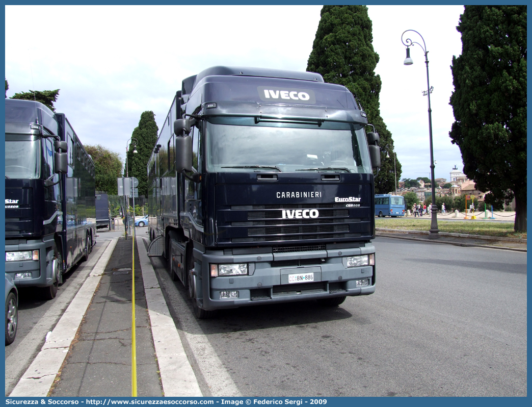 CC BN886
Arma dei Carabinieri
4° Reggimento Carabinieri a Cavallo
Iveco EuroStar 448E48
Allestitore Valli S.r.l.
Parole chiave: CC;C.C.;Arma;dei;Carabinieri;Reggimento;Cavallo;Trasporto;Cavalli;Iveco;EuroStar;440E48;Valli