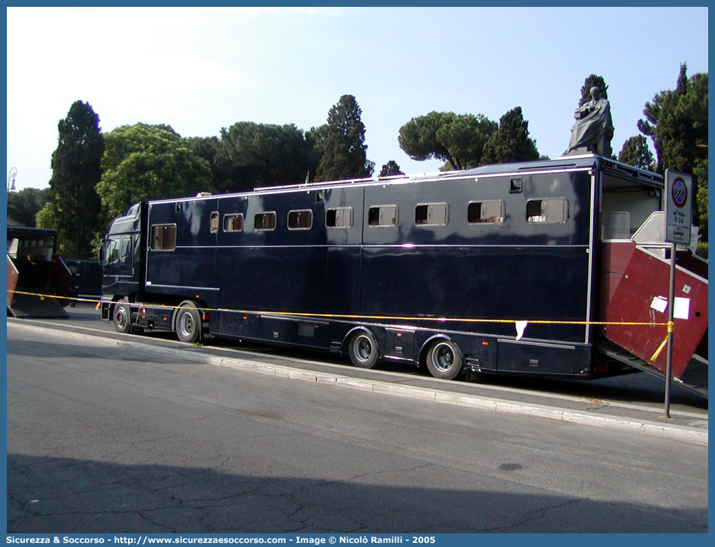 CC BN887
Arma dei Carabinieri
4° Reggimento Carabinieri a Cavallo
Iveco EuroStar 448E48
Allestitore Valli S.r.l.
Parole chiave: CC;C.C.;Arma;dei;Carabinieri;Reggimento;Cavallo;Trasporto;Cavalli;Iveco;EuroStar;440E48;Valli