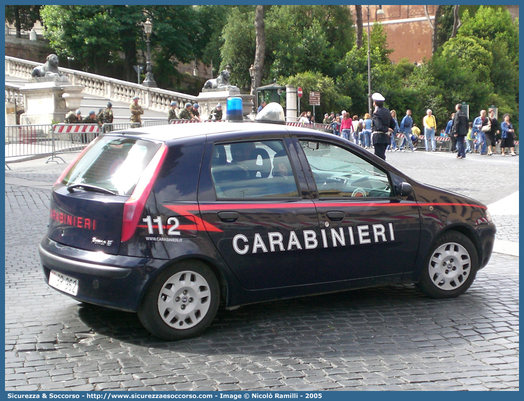 CC BR962
Arma dei Carabinieri
Fiat Punto II serie
Parole chiave: CC;C.C.;Arma;dei;Carabinieri;Fiat;Punto