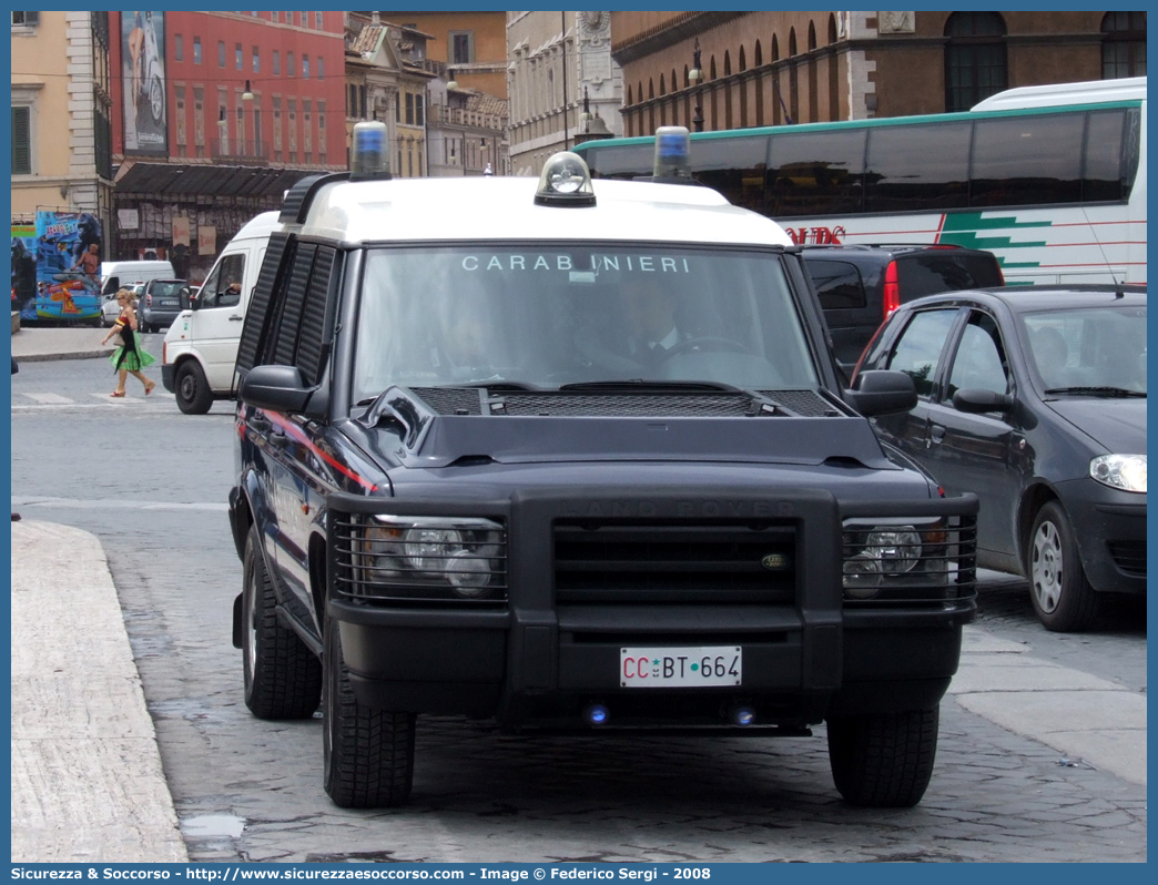 CC BT664
Arma dei Carabinieri
Battaglioni Mobili
Land Rover Discovery II serie Restyling
Parole chiave: CC;C.C.;Arma;dei;Carabinieri;Battaglioni;Battaglione;Mobili;Land Rover;Discovery;Ordine;Pubblico;Blindato