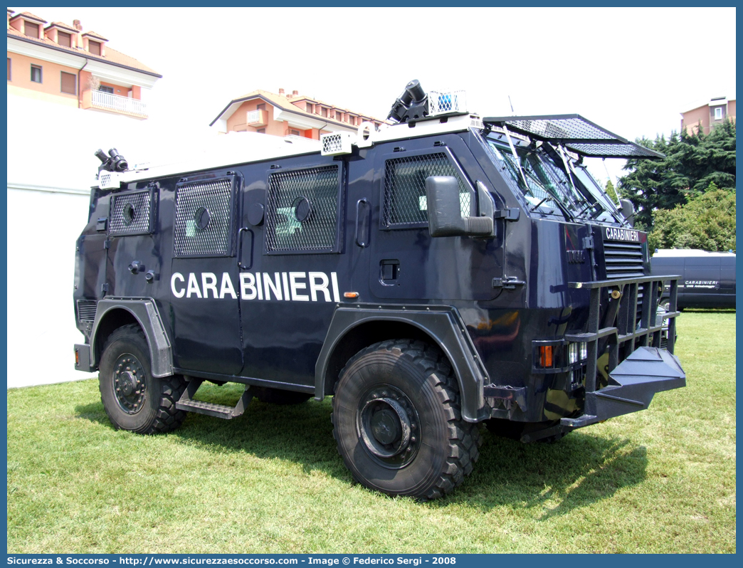 CC BT997
Arma dei Carabinieri
Battaglioni Mobili
BAE Systems Iveco RG12
Parole chiave: CC;C.C.;Arma;dei;Carabinieri;Battaglioni;Mobili;Iveco;BAE;Systems;RG12;Blindato;Ordine;Pubblico