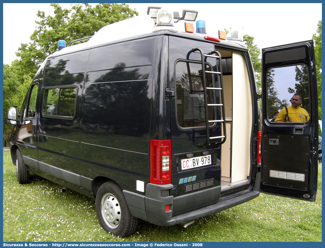 CC BV978
Arma dei Carabinieri
Fiat Ducato II serie restyling
Stazione Mobile
Allestitore Elevox S.r.l.
(variante)
Parole chiave: CC;C.C.;Arma;Carabinieri;Fiat;Ducato;Stazione;Mobile;Elevox