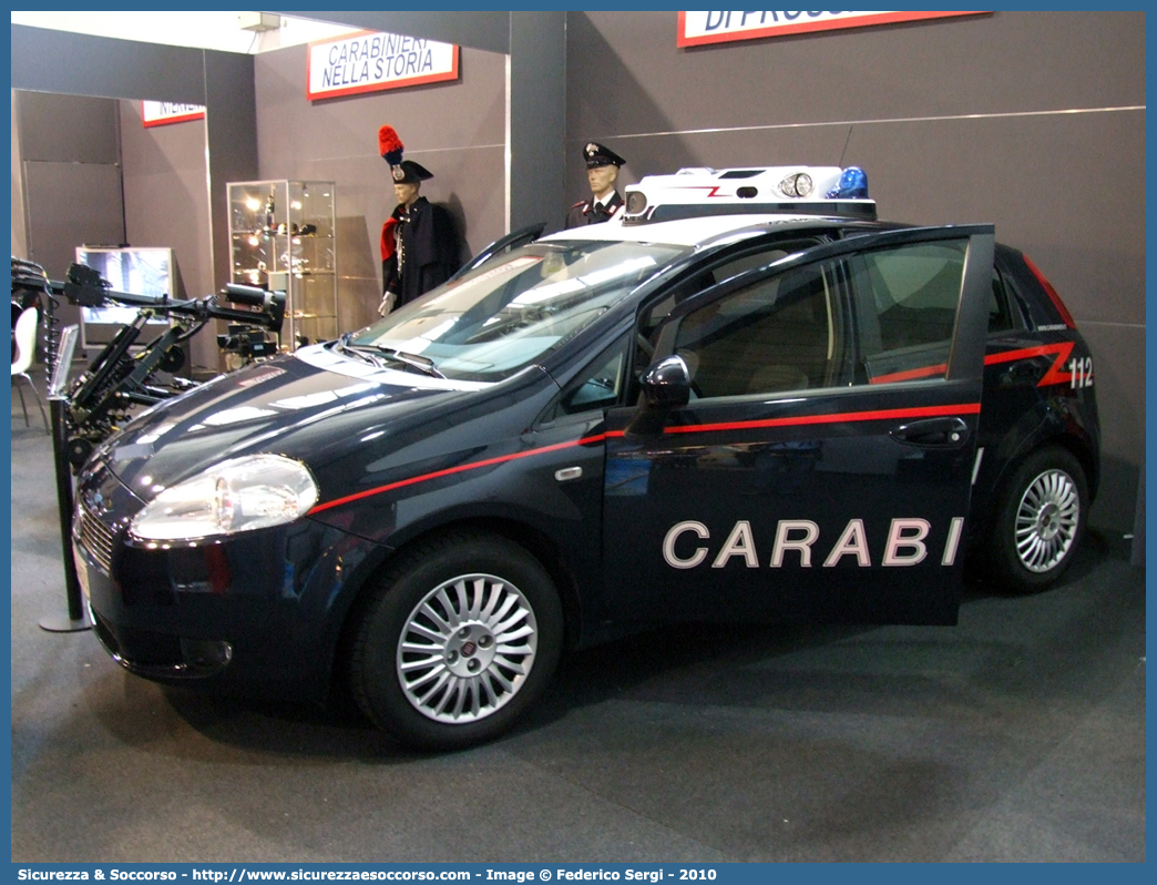 CC CJ874
Arma dei Carabinieri
Fiat Grande Punto
(con sistema E.V.A.)
Parole chiave: CC;C.C.;Arma;Carabinieri;Fiat;Grande;Punto;sistema;EVA;E.V.A.;CJ874