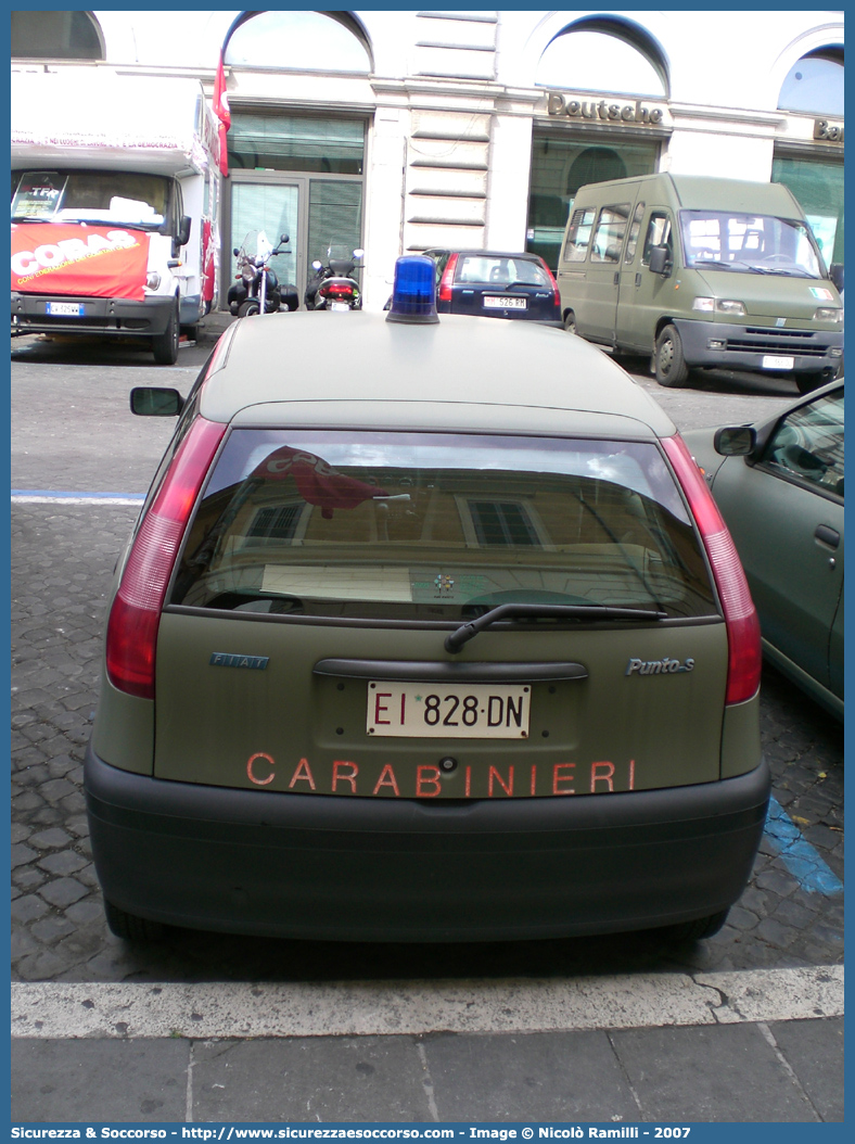 EI 828DN
Arma dei Carabinieri
Reparto Carabinieri presso l'Esercito Italiano
Fiat Punto I serie
Parole chiave: EI;E.I.;Arma;dei;Carabinieri;Reparto;Esercito;Italiano;Polizia;Militare;Fiat;Punto;828DN