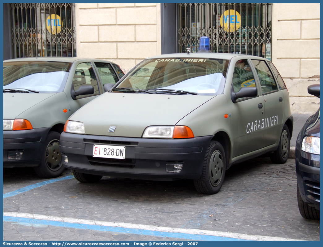 EI 828DN
Arma dei Carabinieri
Reparto Carabinieri presso l'Esercito Italiano
Fiat Punto I serie
Parole chiave: EI;E.I.;Arma;dei;Carabinieri;Reparto;Esercito;Italiano;Polizia;Militare;Fiat;Punto;828DN