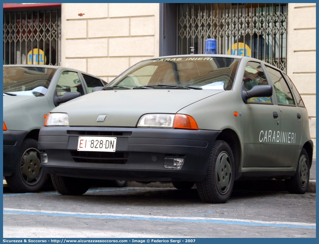 EI 828DN
Arma dei Carabinieri
Reparto Carabinieri presso l'Esercito Italiano
Fiat Punto I serie
Parole chiave: EI;E.I.;Arma;dei;Carabinieri;Reparto;Esercito;Italiano;Polizia;Militare;Fiat;Punto;828DN