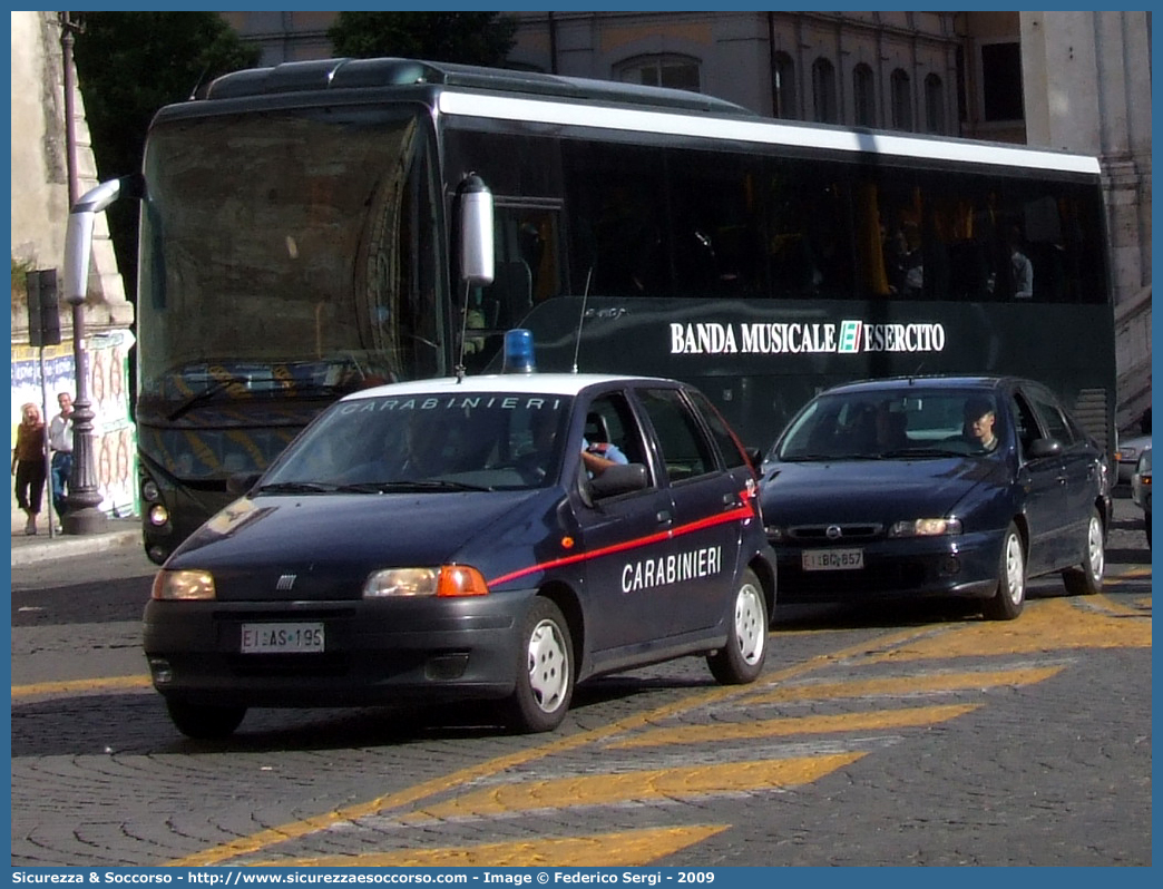 EI AS195
Arma dei Carabinieri
Reparto Carabinieri presso l'Esercito Italiano
Fiat Punto I serie
Parole chiave: EI;E.I.;Arma;dei;Carabinieri;Reparto;Esercito;Italiano;Polizia;Militare;Fiat;Punto;AS195