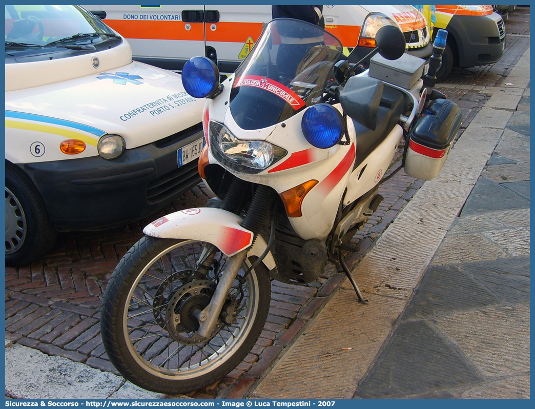 -
Polizia Municipale
Comune di Colle di Val d'Elsa
Honda Transalp II serie
Parole chiave: Polizia;Locale;Municipale;Colle Val d&#039;Elsa;Honda;Transalp