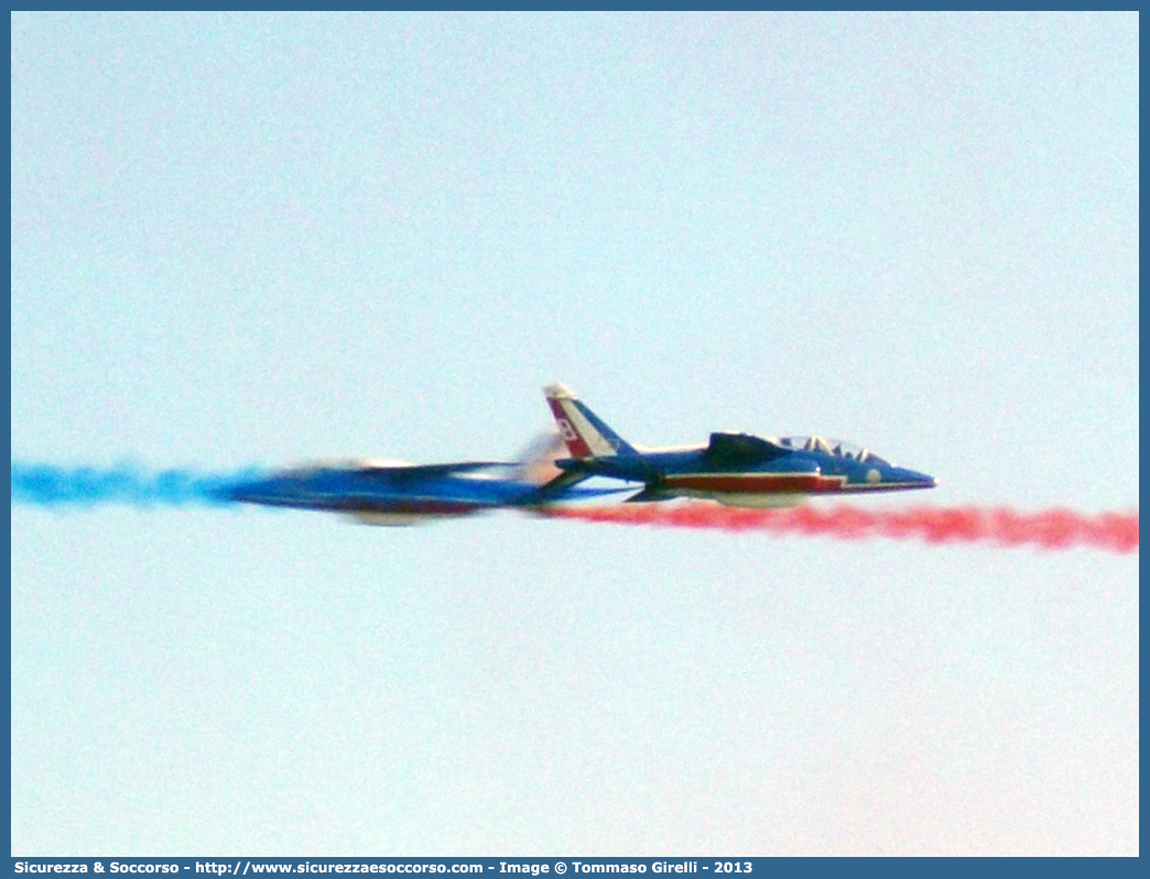 8
République Française
Armée de l'air
Patrouille de France
Dassault-Dornier Alpha Jet
Parole chiave: Repubblica;Francese;République;Française;Armée de l'air;Patrouille de France;Dassault;Dornier;Alpha;Jet