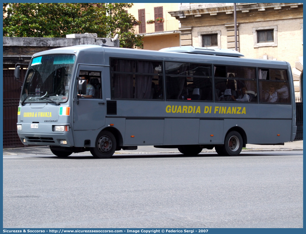 GdiF 637AV
Guardia di Finanza
Iveco Cacciamali 100E18
Parole chiave: GdiF;G.D.F.;GDF;Guardia di Finanza;Iveco;Cacciamali 100E18;637AV