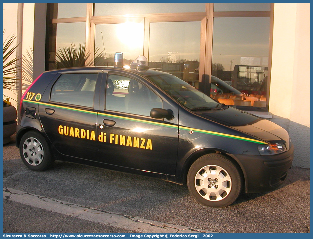 GdiF 833AV
Guardia di Finanza
Fiat Punto II serie
Parole chiave: GdiF;G.D.F.;GDF;Guardia di Finanza;Fiat;Punto II serie;833AV