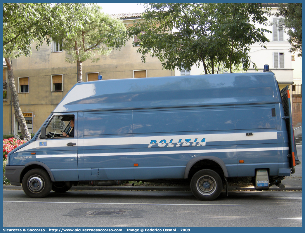 Polizia B2460
Polizia di Stato
Polizia Stradale
Iveco Daily 59-12 II serie
(variante)
Parole chiave: Polizia;Stato;Polizia di Stato;Stradale;Iveco;Daily;59-12;59 - 12