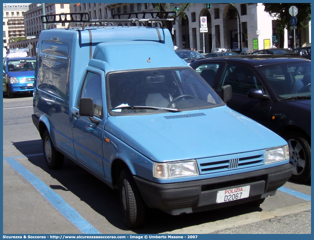 Polizia D2067
Polizia di Stato
Fiat Fiorino II serie restyling
Parole chiave: Polizia di Stato;Polizia;PS;Fiat;Fiorino II serie restyling