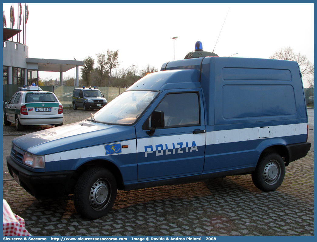 Polizia D2082
Polizia di Stato
Polizia Stradale
Fiat Fiorino III serie
Parole chiave: Polizia;Stato;Polizia di Stato;Stradale;Fiat;Fiorino;D2082