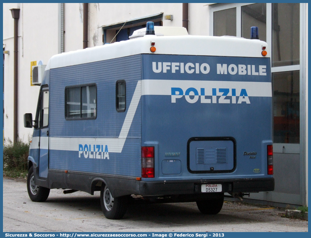 Polizia D5327
Polizia di Stato
Fiat Ducato II serie CM22N
Allestitore Orlandi S.r.l.
Parole chiave: PS;P.S.;Polizia;di;Stato;Pubblica;Sicurezza;Fiat;Ducato;CM22N;Orlandi;Stazione;Ufficio;Mobile