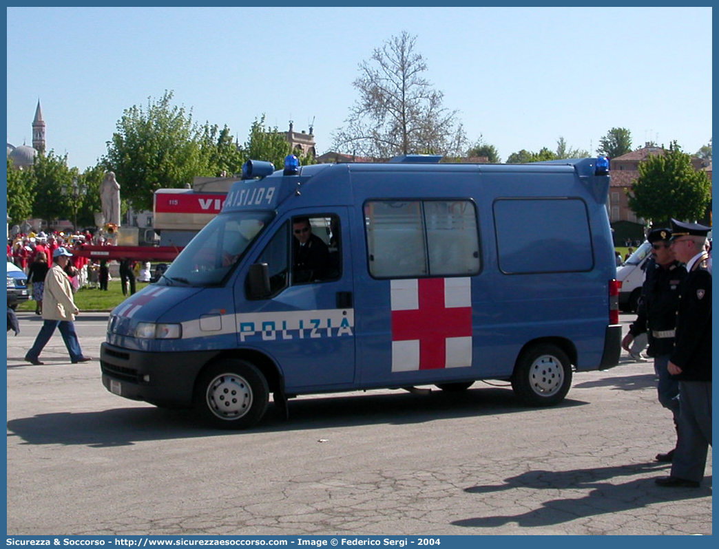 Polizia D6348
Polizia di Stato
Servizio Sanitario
Fiat Ducato II serie
Parole chiave: Polizia di Stato;Polizia;PS;Servizio Sanitario;Fiat;Ducato II serie;Ambulanza;D6348