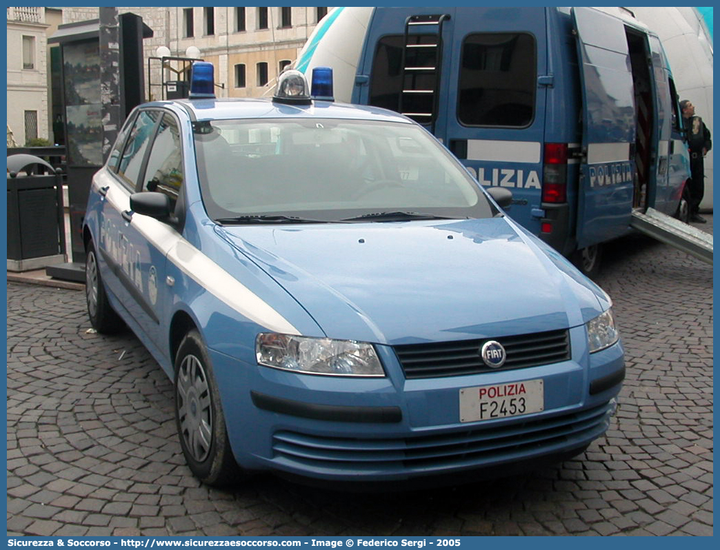 Polizia  F2453
Polizia di Stato
Fiat Stilo II serie
Parole chiave: PS;P.S.;Polizia;di;Stato;Pubblica;Sicurezza;Fiat;Stilo;F2453