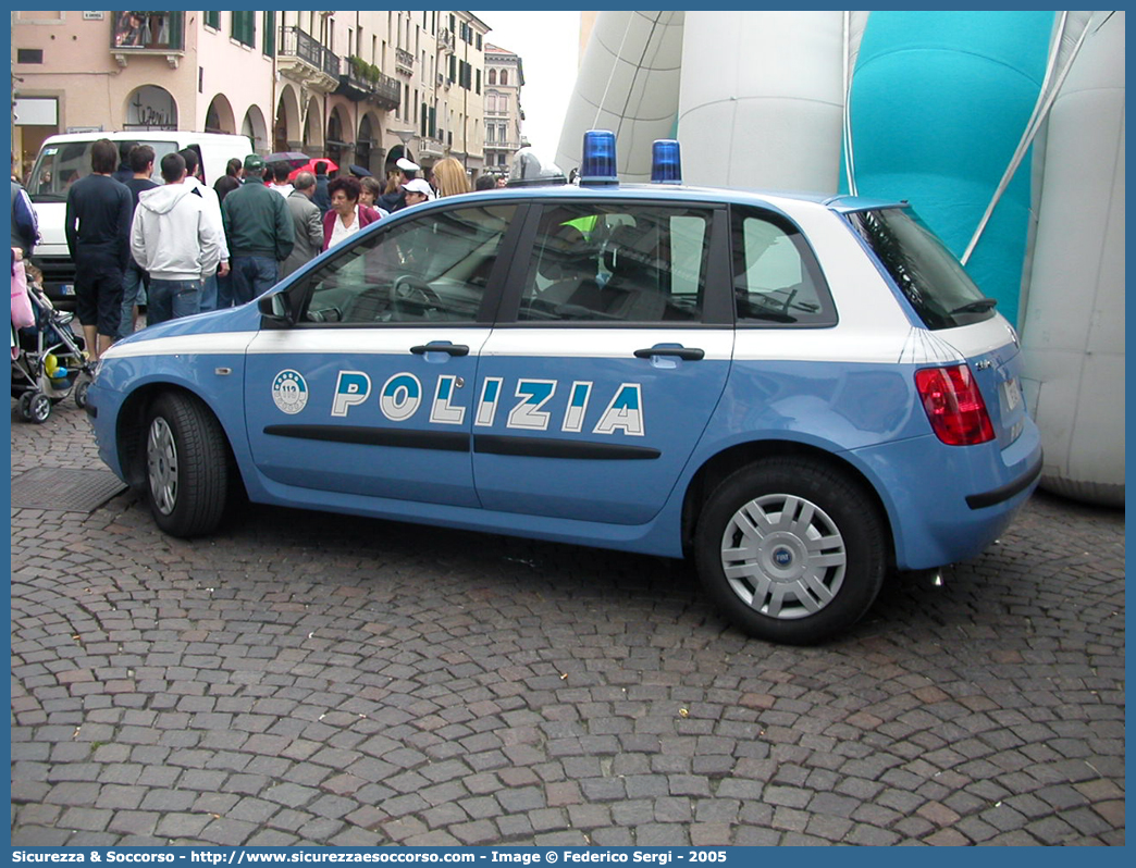 Polizia  F2453
Polizia di Stato
Fiat Stilo II serie
Parole chiave: PS;P.S.;Polizia;di;Stato;Pubblica;Sicurezza;Fiat;Stilo;F2453