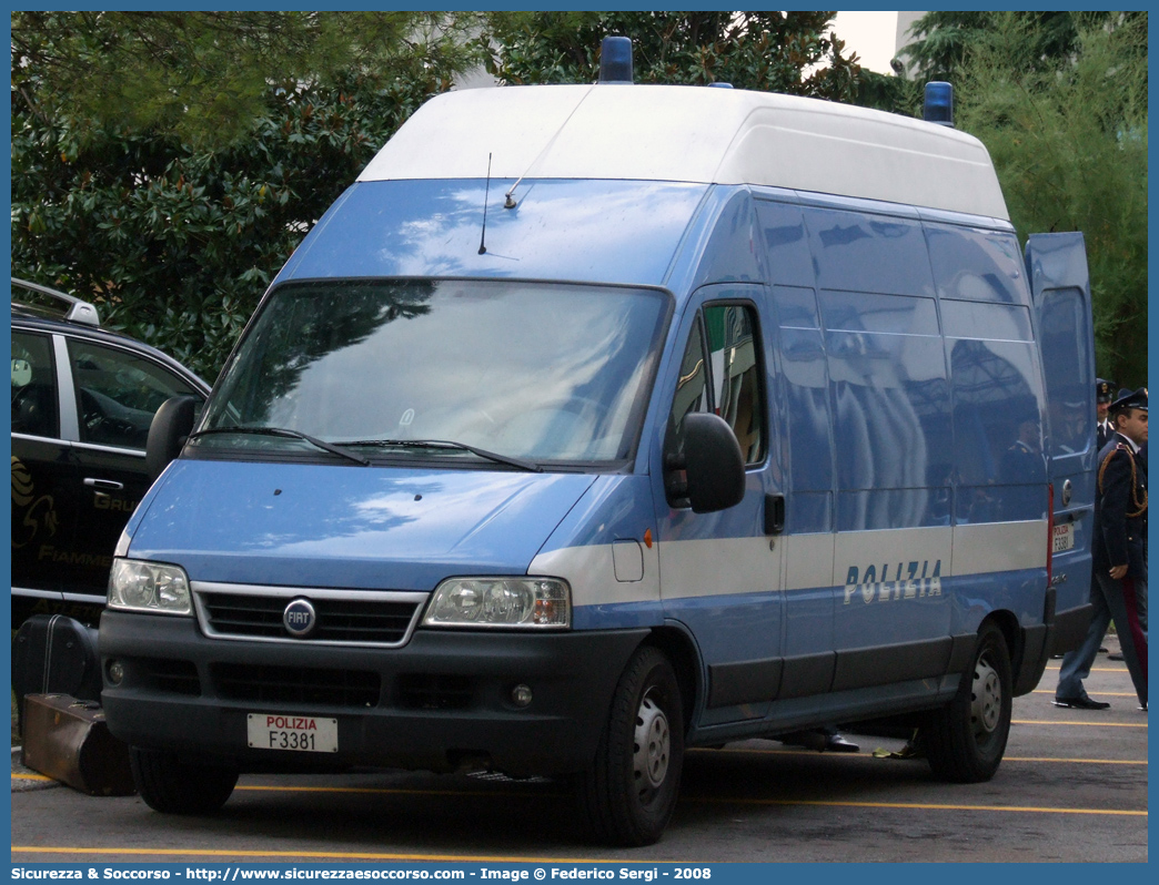 Polizia F3381
Polizia di Stato
Banda Musicale
Fiat Ducato II serie restyling
Parole chiave: Polizia di Stato;Polizia;PS;Banda Musicale;Fiat;Ducato;III serie;F3381