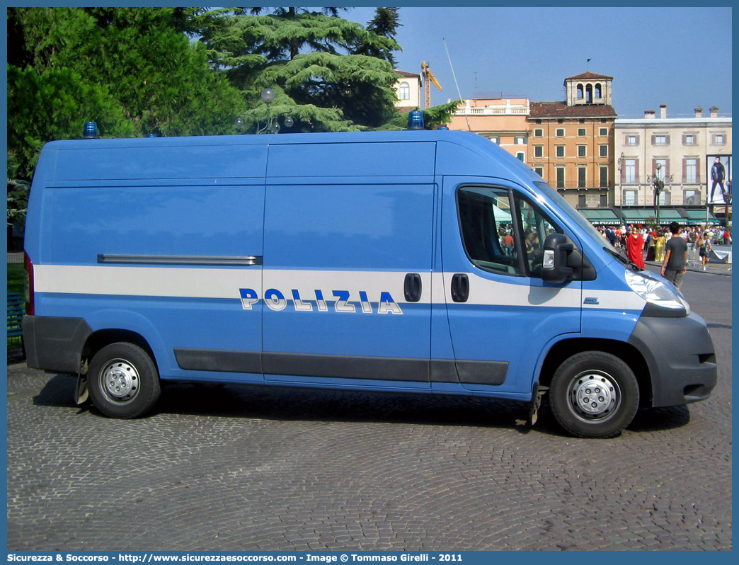 Polizia H3288
Polizia di Stato
Fiat Ducato III serie
Parole chiave: PS;P.S.;Polizia;di;Stato;Pubblica;Sicurezza;Fiat;Ducato;X250