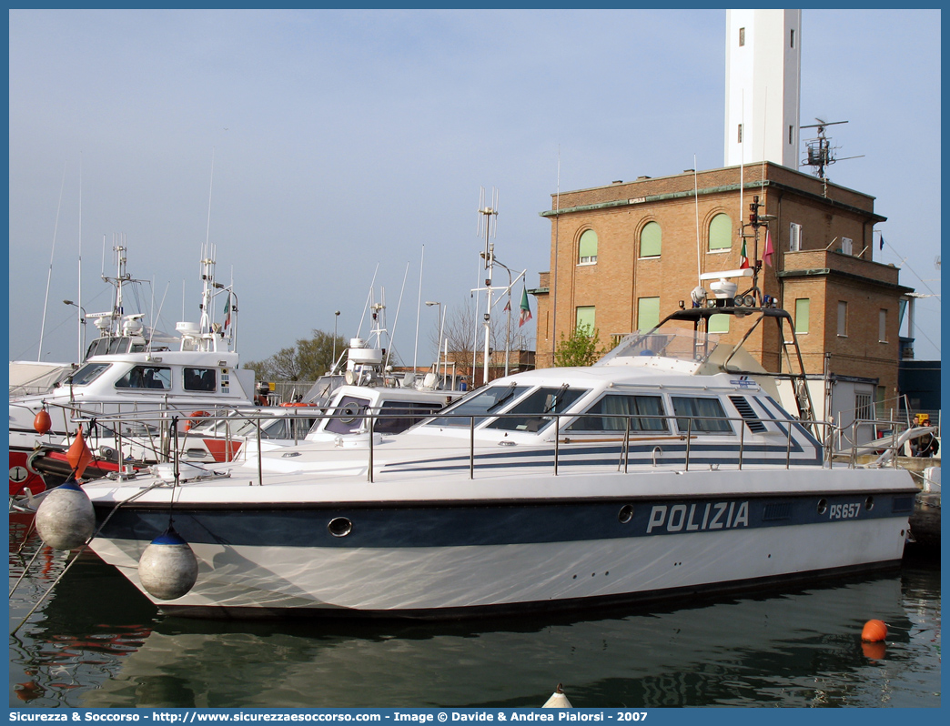 PS 657
Polizia di Stato
Polizia del Mare
CNG Motovedetta Classe Squalo
Parole chiave: PS;P.S.;Polizia;di;Stato;Navale;Mare;CNG;Motovedetta;Classe;Squalo